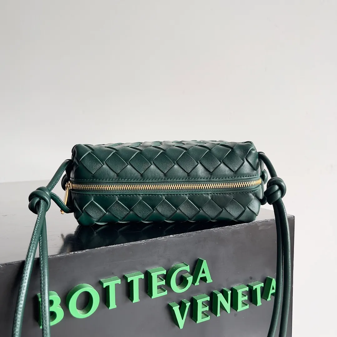 Batch 1560 New version and new color (third generation) 𝗕𝗼𝘁𝘁𝗲𝗴𝗮 𝗩𝗲𝗻𝗲𝘁𝗮———— The latest version of the loop camera bag💥 at the BV King of Cost-Effectiveness counter, large woven texture➕As always, ultra-high-quality lambskin, with zippers and adjustable drawstrings, it is especially suitable for the belly💫It can fit anything, and it is very light in weight. It is suitable for girls of all ages. Size: 17*10*6cm Style number: 723547